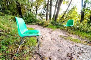 cadeiras verdes abandonadas foto