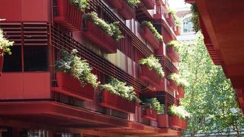 uma arquitetura atraente moderna projetada com o vermelho pintado localizado em xangai foto