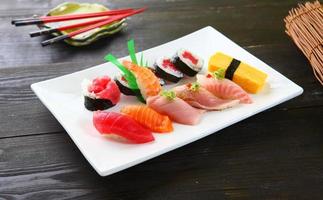 sushi variado e rolo de atum