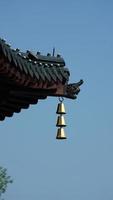 o sino dourado pendurado no topo dos beirais em um templo da china foto