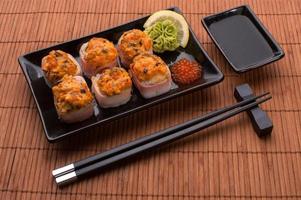 conjunto de sushi de frutos do mar japonês foto