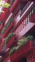 uma arquitetura atraente moderna projetada com o vermelho pintado localizado em xangai foto