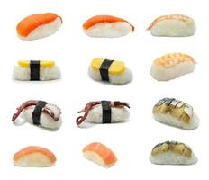 conjunto de sushi isolado no fundo branco foto