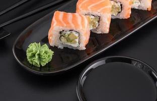 rolos de sushi de qualidade premium sobre fundo preto foto