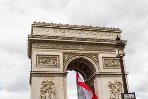 vista no arco do triunfo carrossel e jardim das tulherias, paris, frança foto