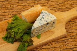 queijo azul com folhas de salada foto