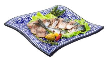 peixe cavala, fatiado em um prato com alface foto