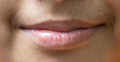 lábio sem maquiagem. lábios de uma menina com um lindo batom sem cor de concurso. foto