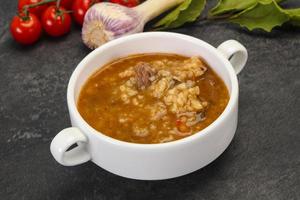 sopa de kharcho caucasiano com carne bovina foto