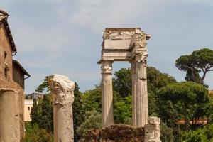 ruínas do teatro di marcello, roma - itália foto