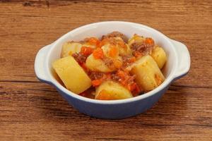 batata assada e carne com molho foto