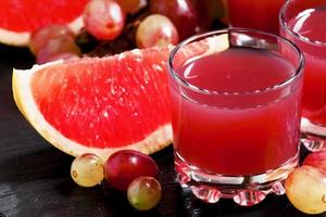 suco fresco de uvas vermelhas e toranja