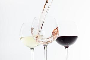 taças de vinho sobre fundo branco