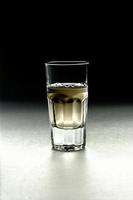 tequila em um copo de shot foto
