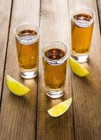 tequila em copos com limão e sal foto