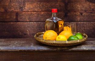 tequila e frutas cítricas foto