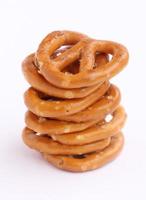 oito pretzels em uma pilha foto