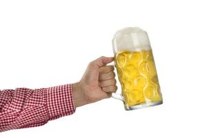 homem de camisa tradicional da Baviera detém caneca de cerveja
