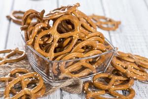 porção de pequenos pretzels foto