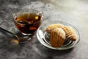 pastel de ovo madeleine francês com chá quente foto
