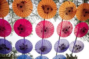 guarda-chuvas coloridos no parque. foto