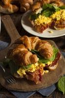 sanduíche de café da manhã com ovos e presunto e queijo foto