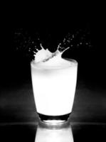 leite espirrando no copo foto