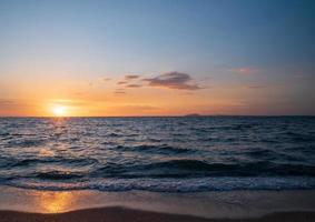 panorama ponto de vista panorama verão mar Onda de vento legal feriado calma litoral Pôr do sol céu luz laranja dourado tarde dia Olhe calma natureza tropical lindo mar agua viagem Bangsaen praia Tailândia foto