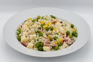 salada de arroz frio italiano, riso freddo. salada de verão fresca e saudável em fundo branco. foto