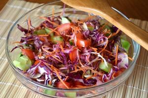 salada de legumes saudável com repolho roxo uma tigela de vidro foto