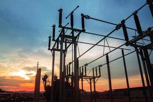 estação de autoridade de eletricidade, usina, conceito de energia, céu noturno foto