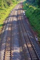 ferrovia, ferrovia, trilhos de trem pela manhã. foto profissional