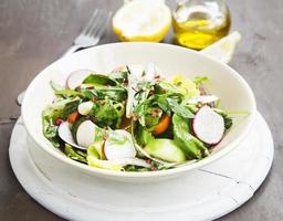 prato de salada de legumes com alface orgânica fresca, rabanete, cenoura foto