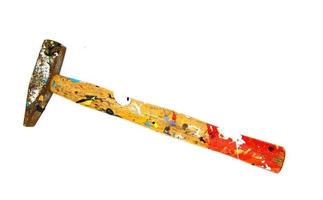 feche o velho martelo colorido com cabo de madeira manchado de cor vermelha, branca, amarela, preta, isolada no fundo branco. arte ou conceito de martelo sujo foto