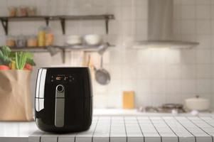máquina de fritadeira de ar cozinhar batata frita na cozinha. estilo de vida da nova cozinha normal. foto
