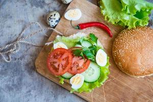 hambúrguer vegano com legumes frescos foto