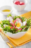 salada saudável com rabanete de ovo e folhas verdes foto