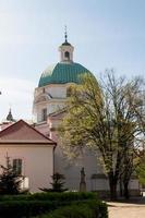 rua igreja kazimierz na praça da cidade nova em varsóvia, polônia foto