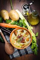 sopa de legumes na tigela e ingredientes