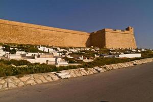 ribat - fortificação árabe e cemitério em mahdia - cidade litorânea no norte da tunísia foto