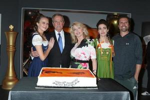 7 de fevereiro - melissa ordway, eric braeden, melody thomas scott, amelia heinle e joshua morrow na celebração do 40º aniversário de eric braeden on the young and the restlesson 7 de fevereiro de 2020 em la foto