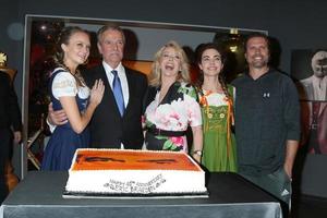 7 de fevereiro - melissa ordway, eric braeden, melody thomas scott, amelia heinle e joshua morrow na celebração do 40º aniversário de eric braeden on the young and the restlesson 7 de fevereiro de 2020 em la foto