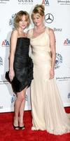 dakota johnson e melanie griffith chegando ao carrossel of hope ball no bevelry hilton hotel, em beverly hills, ca on.outubro 2008 foto