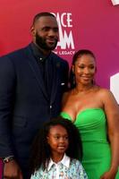 los angeles 12 de julho - lebron james, zhuri james e savannah brinson james no space jam - um novo legado estreia no microsoft theater em 12 de julho de 2021 em los angeles, ca foto