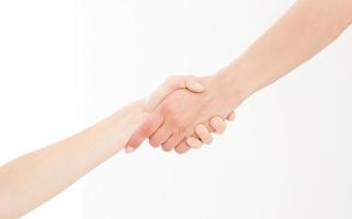 duas mãos isoladas no fundo branco. ajudando a mão de um amigo. copie o espaço. resgate ou ajuda gesto de braços. foto