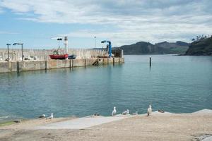 embarcações náuticas fora de água na doca de tazones. Astúrias, Espanha foto