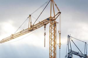 guindaste no canteiro de obras foto