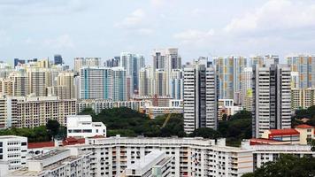 paisagem urbana de muitos condomínios modernos de arranha-céus altos, apartamentos, com casas em primeiro plano. edifícios, singapura, área da cidade. foto