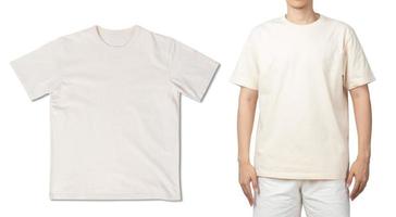 maquete de camiseta bege isolada no fundo branco com traçado de recorte foto