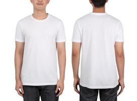 jovem na maquete de camiseta branca isolada no fundo branco com traçado de recorte